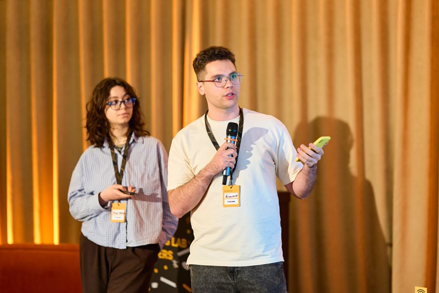 Віталій презентує на Marketing Lab